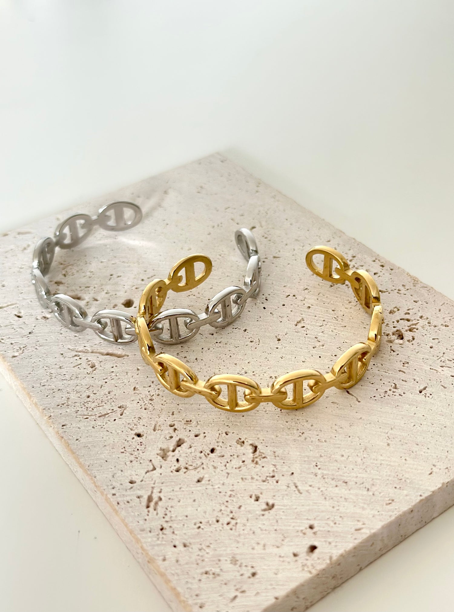 LES BRACELETS