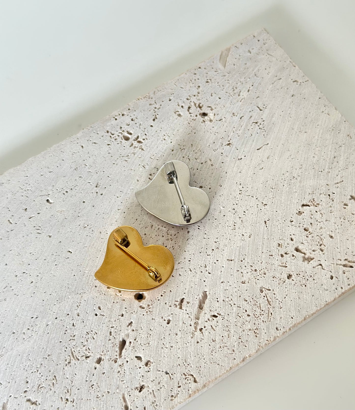 Broche LOVA